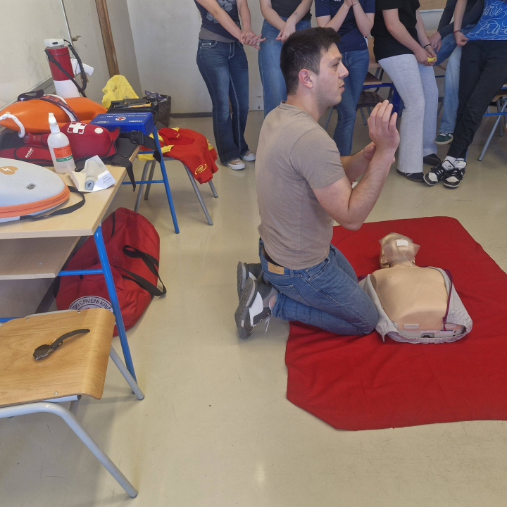 Sedmaši iz OŠ Vodice sudjelovali u edukaciji o postupcima prve pomoći