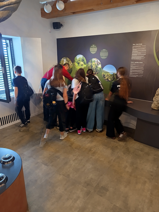 Školarci iz Oklaja istraživali kako nastaje električna energija na Krki