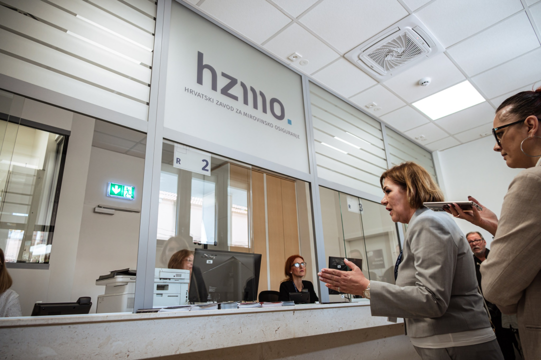 FOTO Burić i Rakić zadovoljni obnovljenom zgradom 'mirovinskog'. A građani? – 'Najviše se veselim liftu!'