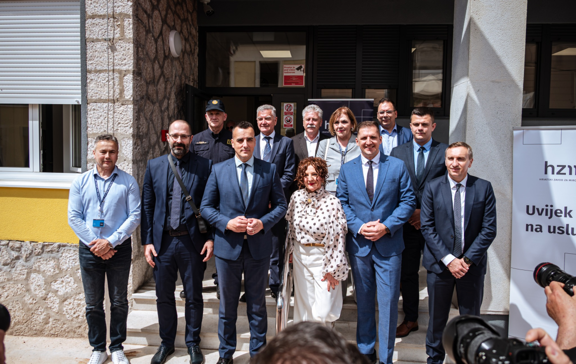 FOTO Burić i Rakić zadovoljni obnovljenom zgradom 'mirovinskog'. A građani? – 'Najviše se veselim liftu!'