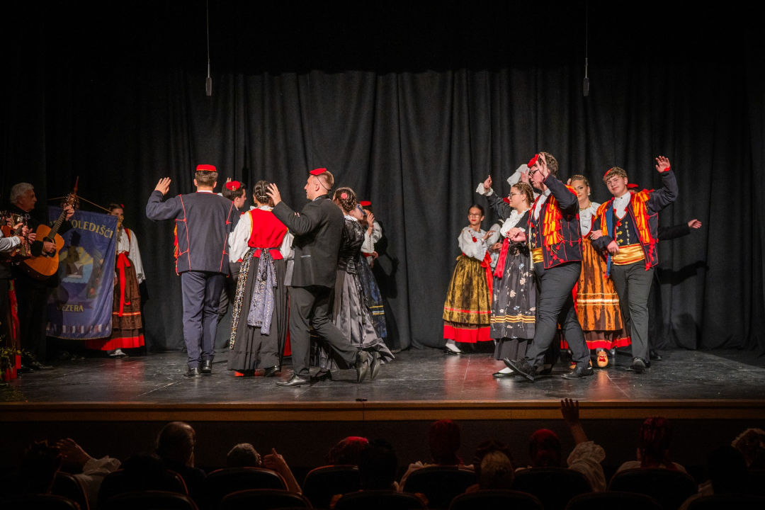 Raskoš županije predstavljat će KUU Zvona Zagore, KUD Zora i KUD Dinara