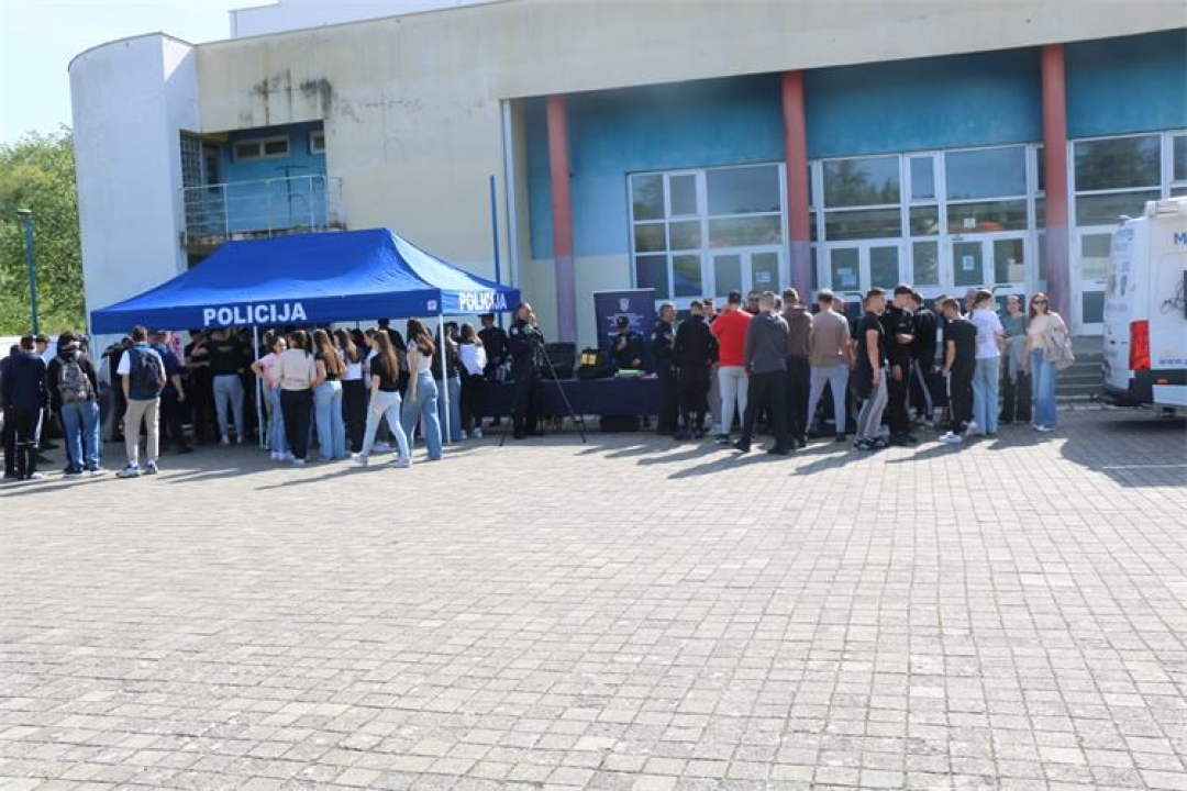 Policija u Šibeniku i Kninu održala Dane otvorenih vrata: Službeni psi Lara i Tigar opet glavne zvijezde