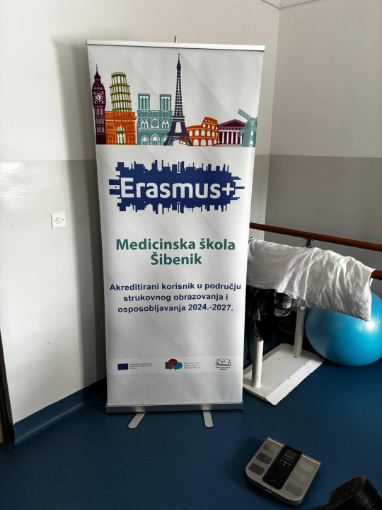 Učenici šibenske Medicinske škole posjetili Dom za starije u Šibeniku i Tisnom