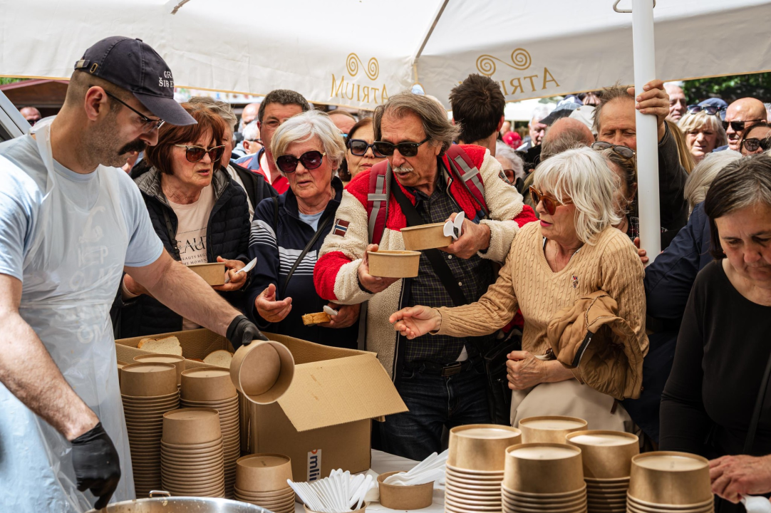 Podijeljeno 2000 porcija fažola i 1500 autohtonih i medonosnih sadnica u NP Krka