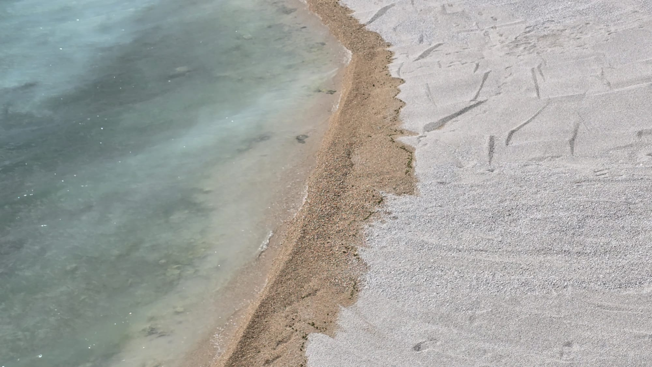 Bager uređuje Banj: More nakratko pobijelilo, ali kupače nije otjeralo s plaže