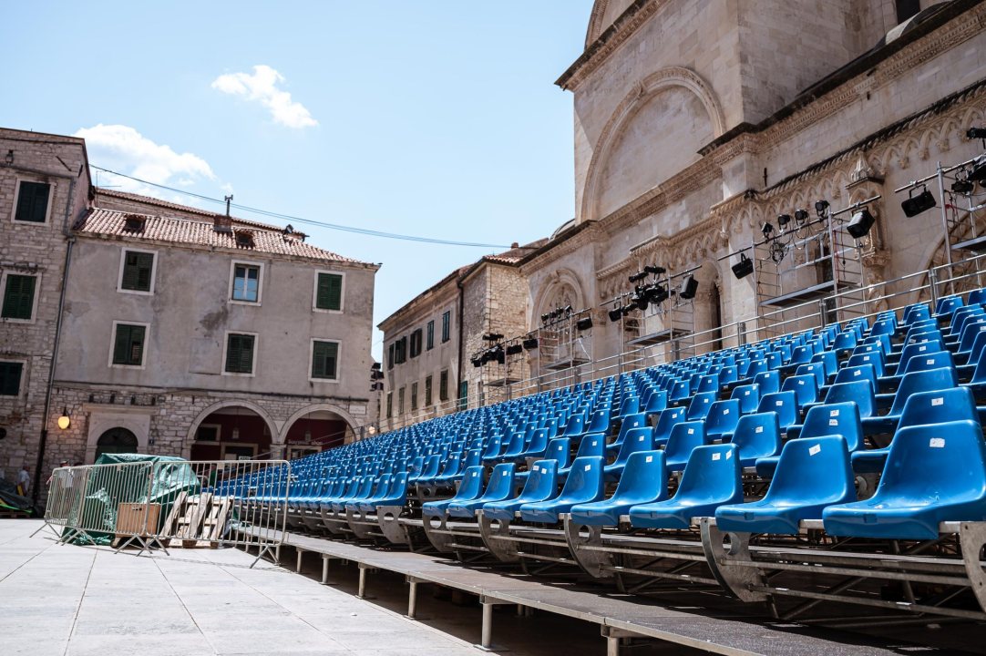 Festivalski duh stiže u Šibenik: Postavljene tribine ispred katedrale poslužile i za bijeg od vrućina