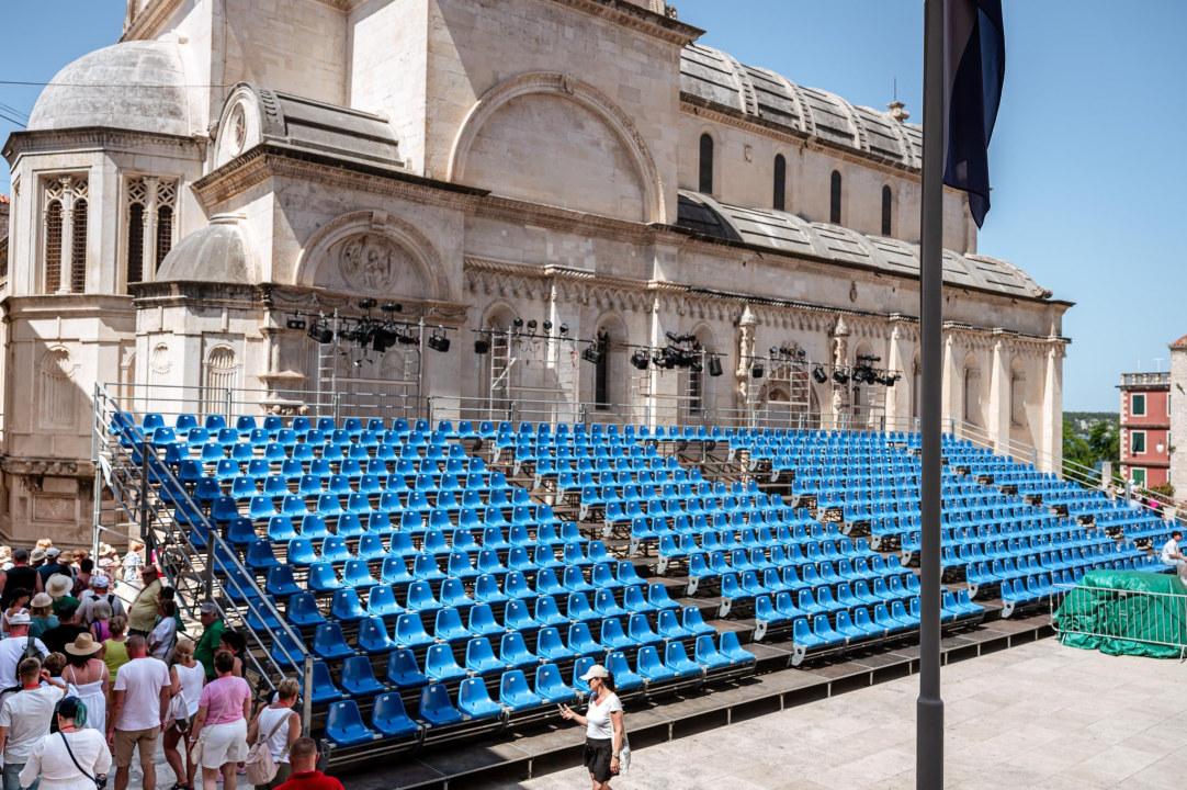 Festivalski duh stiže u Šibenik: Postavljene tribine ispred katedrale poslužile i za bijeg od vrućina