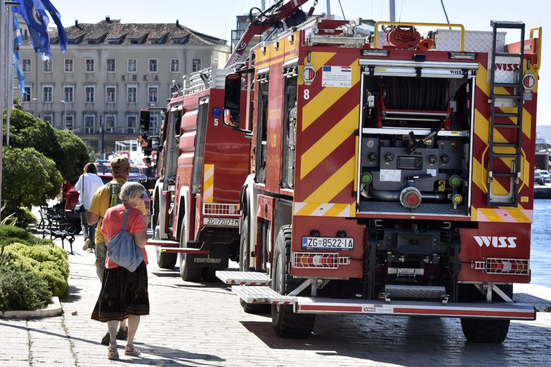 Dani otvorenih vrata JVP Šibenik: Djeca na šibenskoj rivi nakratko stala u ulogu vatrogasaca