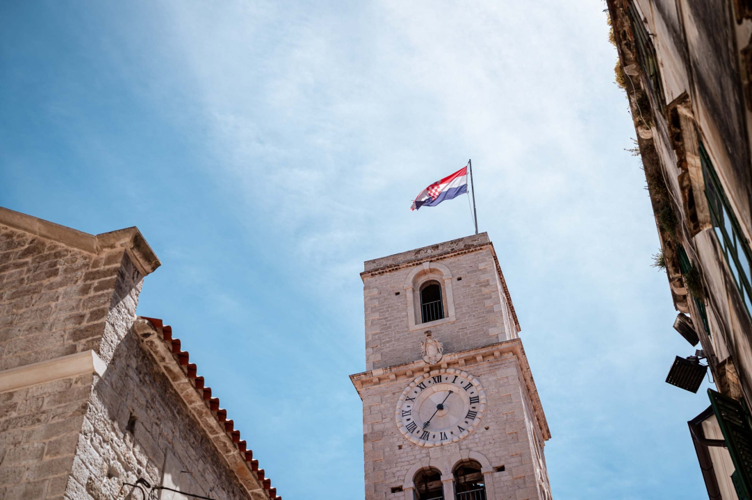 FOTO (Pre)malo hrvatskih trobojnica na šibenskim kućama i zgradama na Dan državnosti