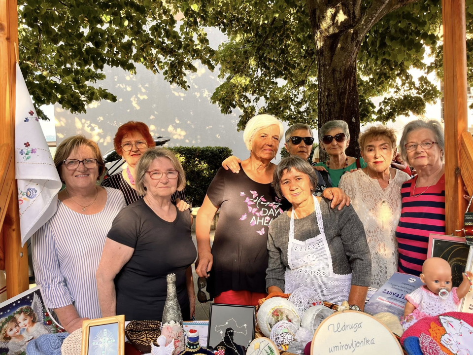 Održan tradicionalni Sajam udruga na središnjem gradskom trgu u Kninu