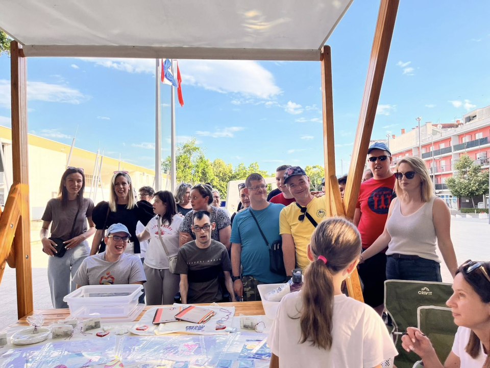 Održan tradicionalni Sajam udruga na središnjem gradskom trgu u Kninu