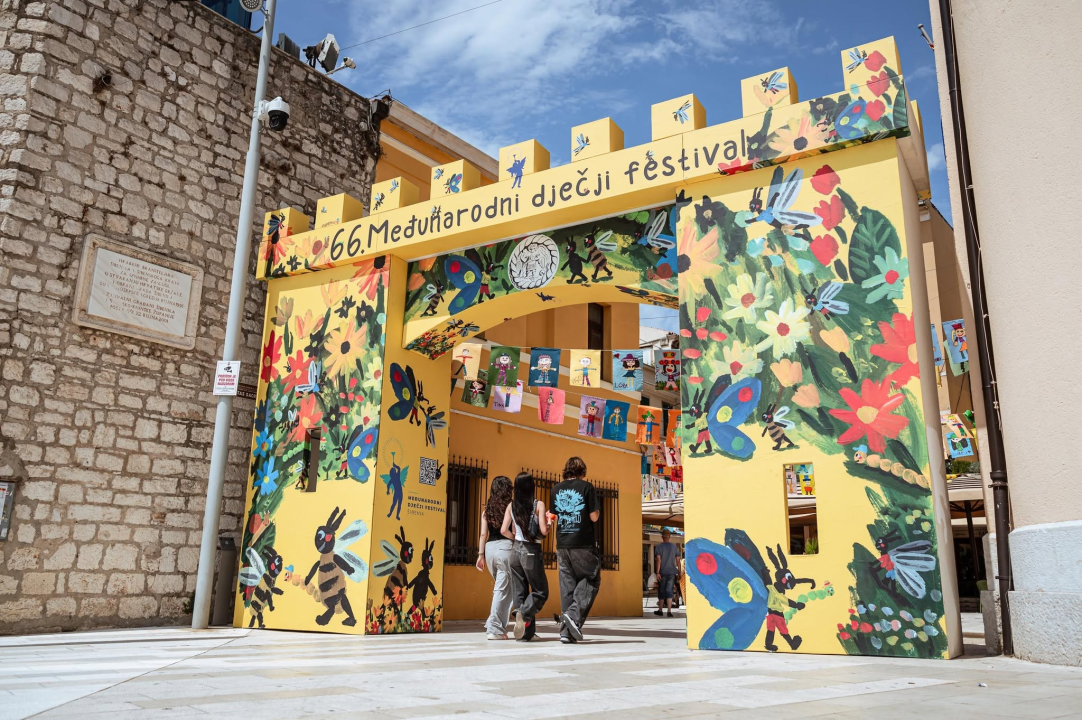 Postavljena festivalska vrata