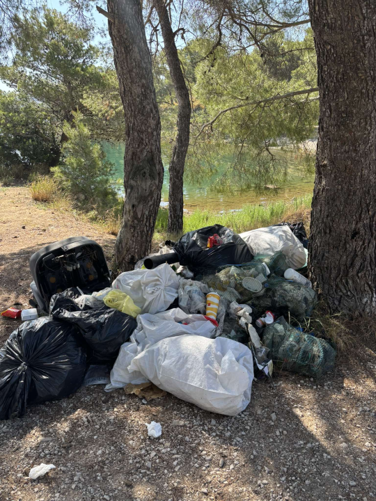 Smeće s pogledom na Šibenik: Volonteri vrijedno čiste, a otpad u uvali Dumboka opet se gomila
