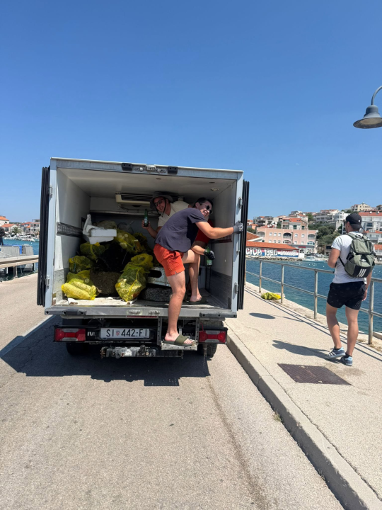 Volonteri svih generacija udružili snage u akciji čiščenja obale i plaža Rogoznice