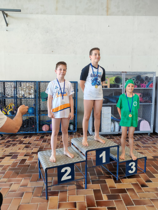 FOTO Najmlađim plivačima Šibenika 10 medalja na splitskoj otvorenoj ligi
