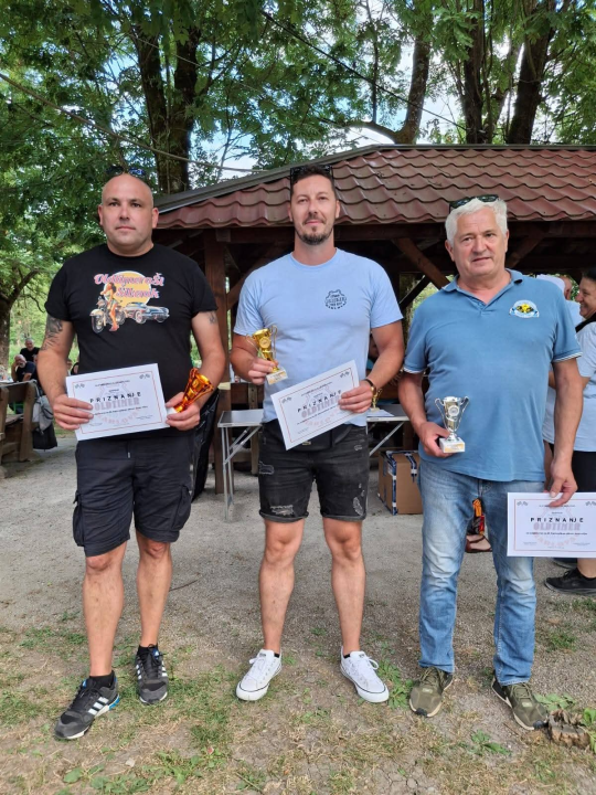 Oldtimer auto-moto klub Šibenik osvojio Karlovac: Kući donijeli četiri odličja i ekipno zlato