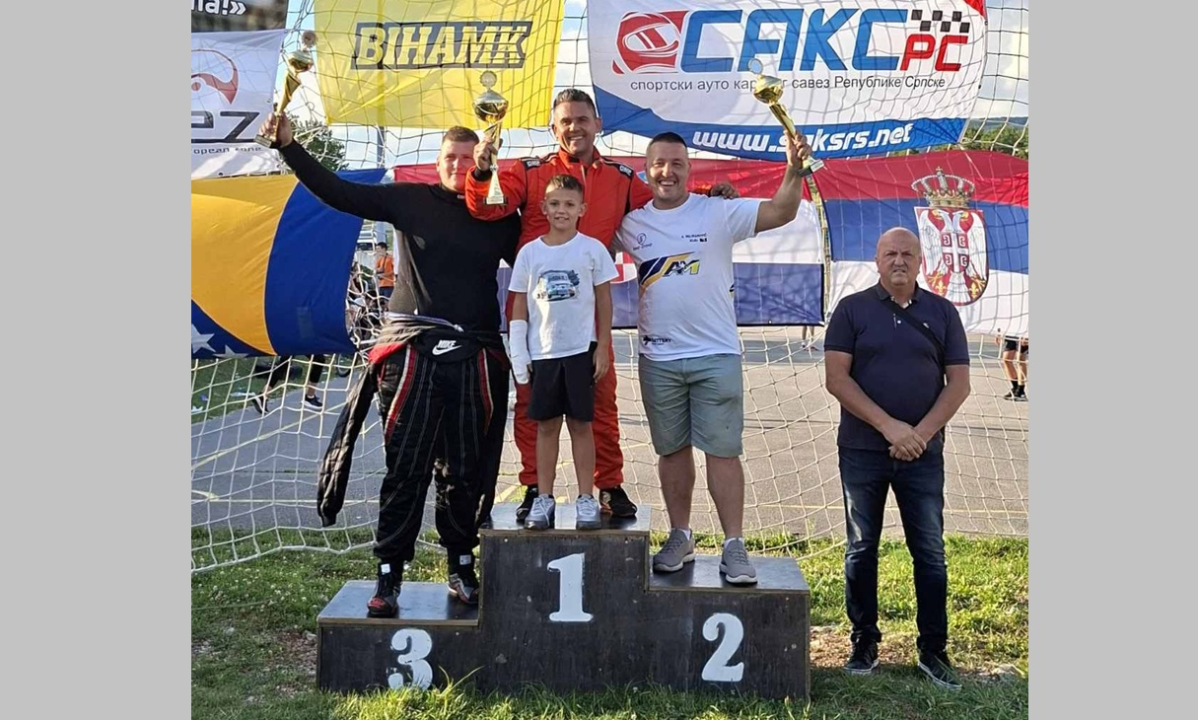 FOTO Vozač AKK Rogoznica Nenad Gržančić sa svojim Fićom do niza postolja u Jajcu