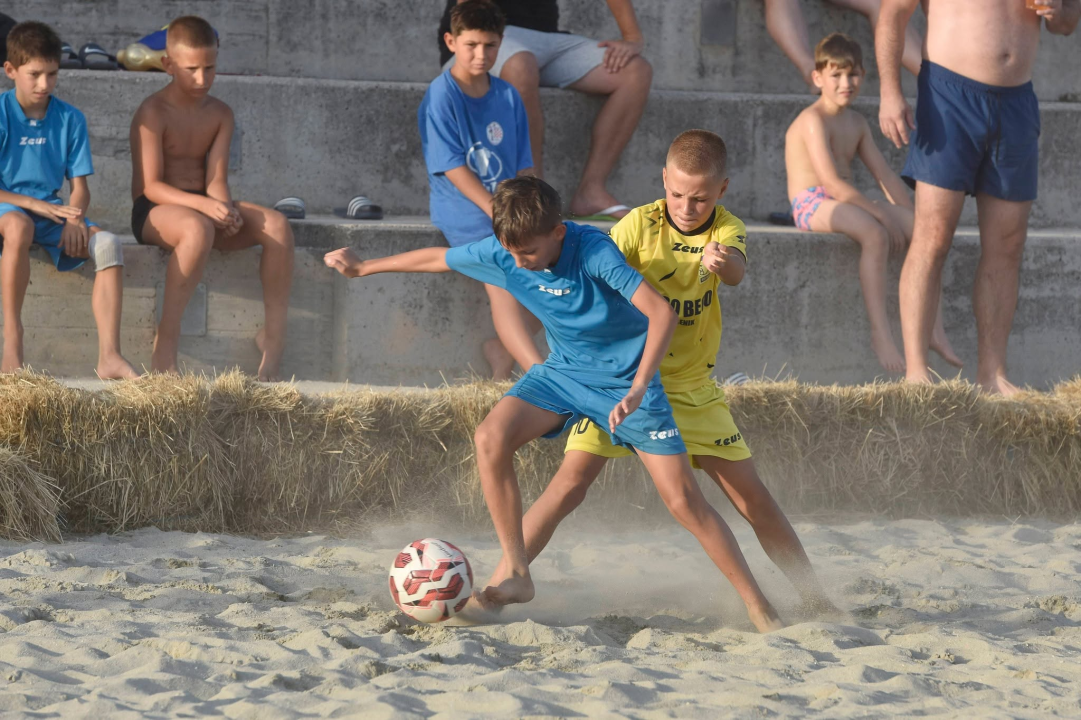 Turnir u nogometu na pijesku održan na gradskoj plaži Banj. Svoje umijeće pokazale četiri ekipe
