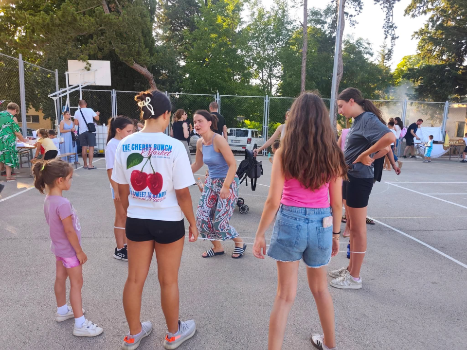Djeca zamijenila ekrane laštikom, štafetom, vrećama, graničarom...: U Oklaju čuvaju legendarne igre od zaborava