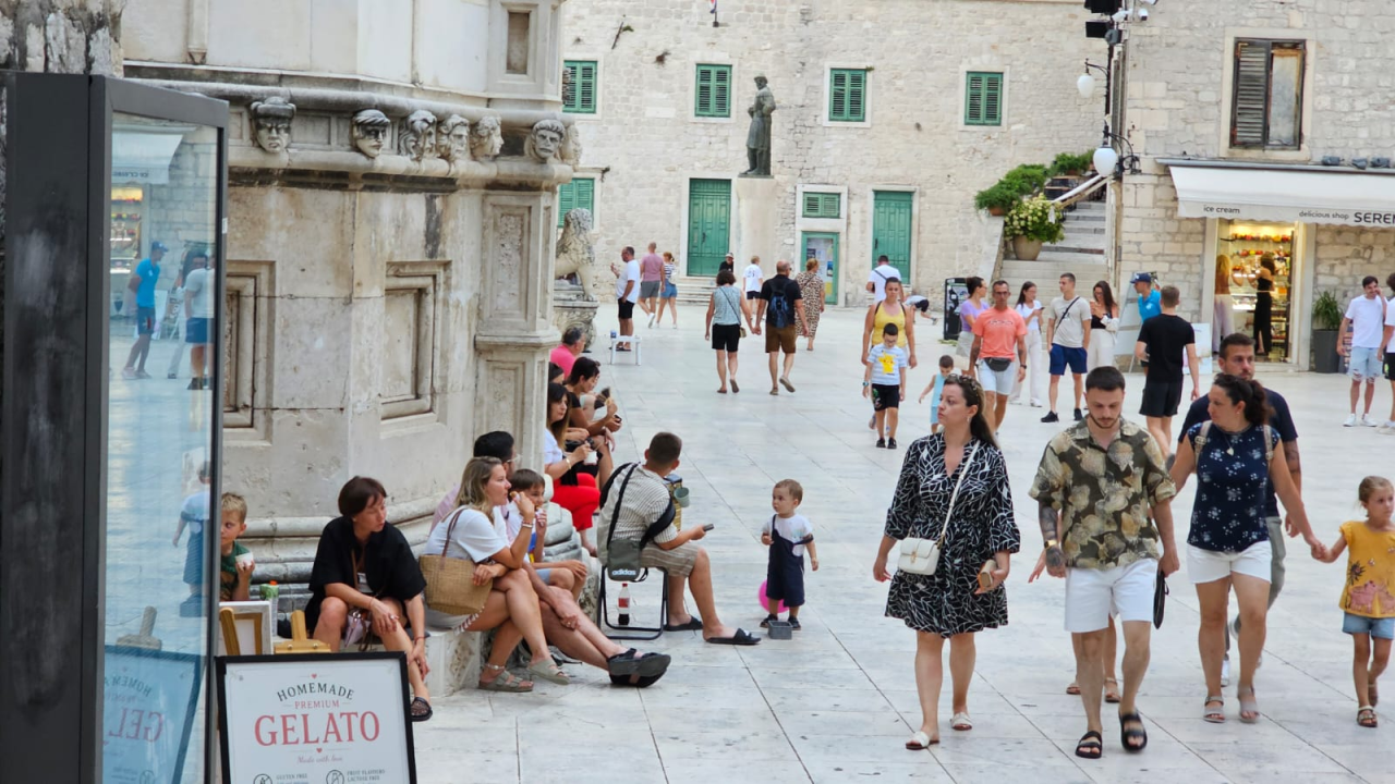 Kao i uvijek, oblaci promijenili planove turista: Umjesto plaže, pohrlili u grad