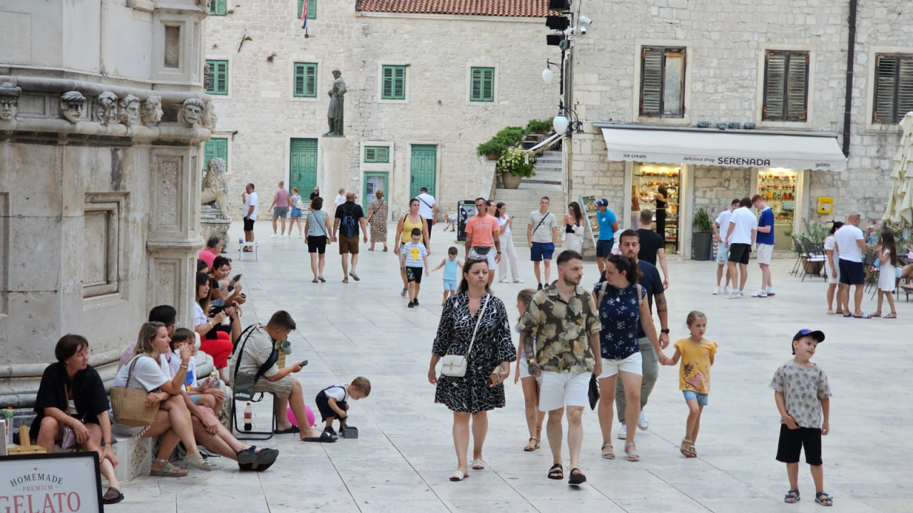 Kao i uvijek, oblaci promijenili planove turista: Umjesto plaže, pohrlili u grad