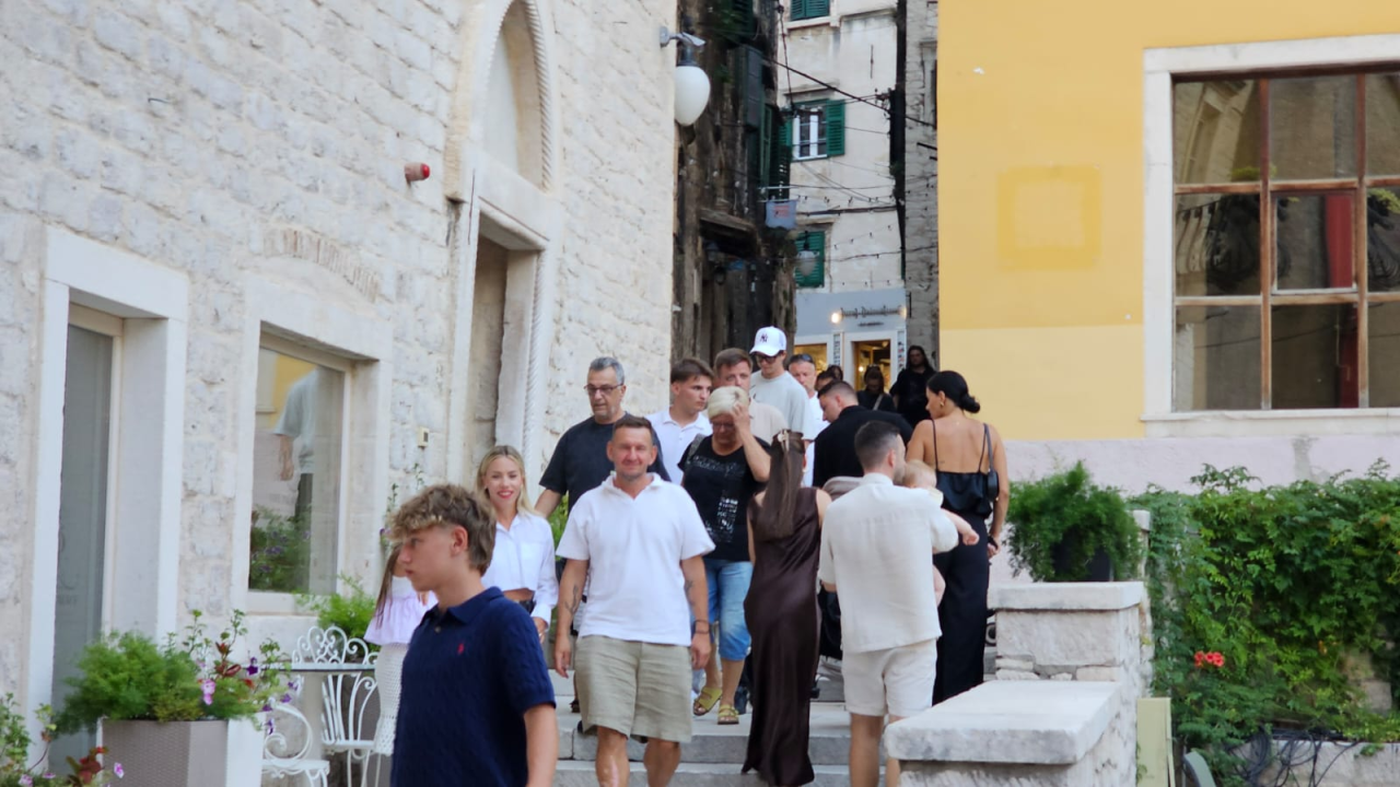 Kao i uvijek, oblaci promijenili planove turista: Umjesto plaže, pohrlili u grad