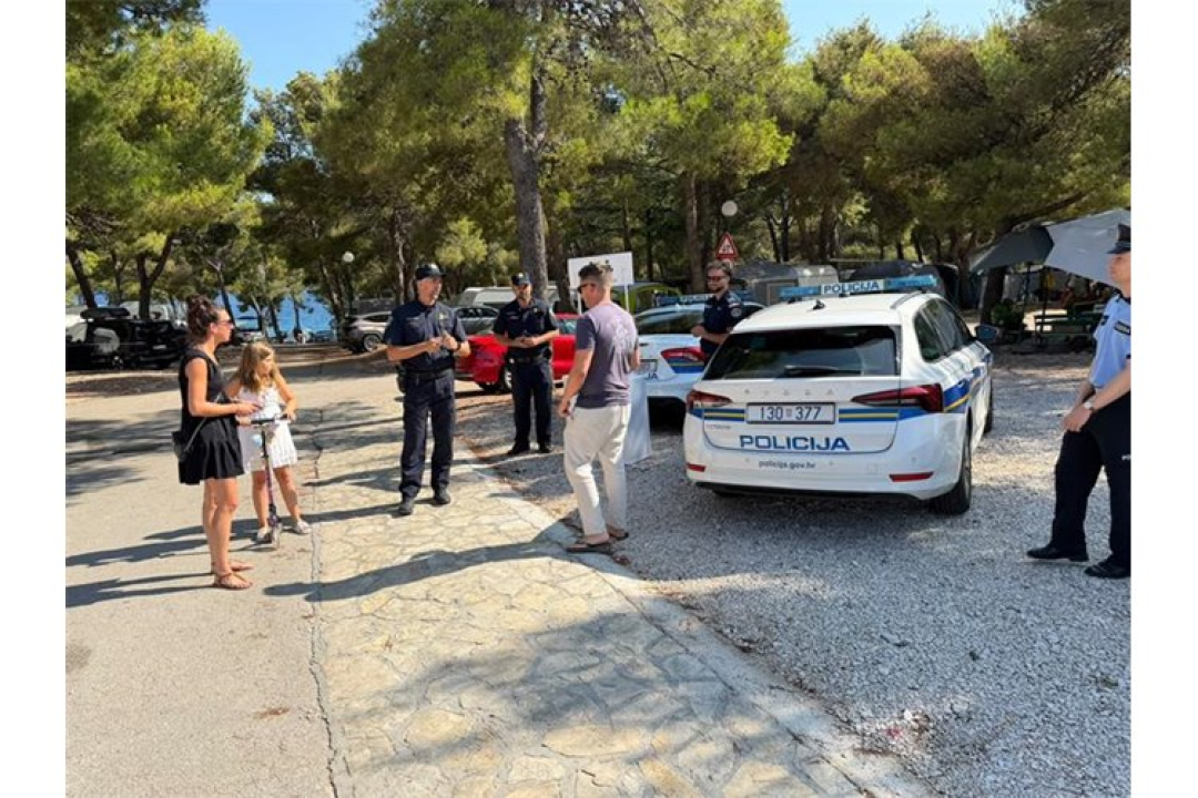 FOTO Šibenski plavci sa stranim kolegama educirali turiste u Jezerima, Primoštenu i Šibeniku