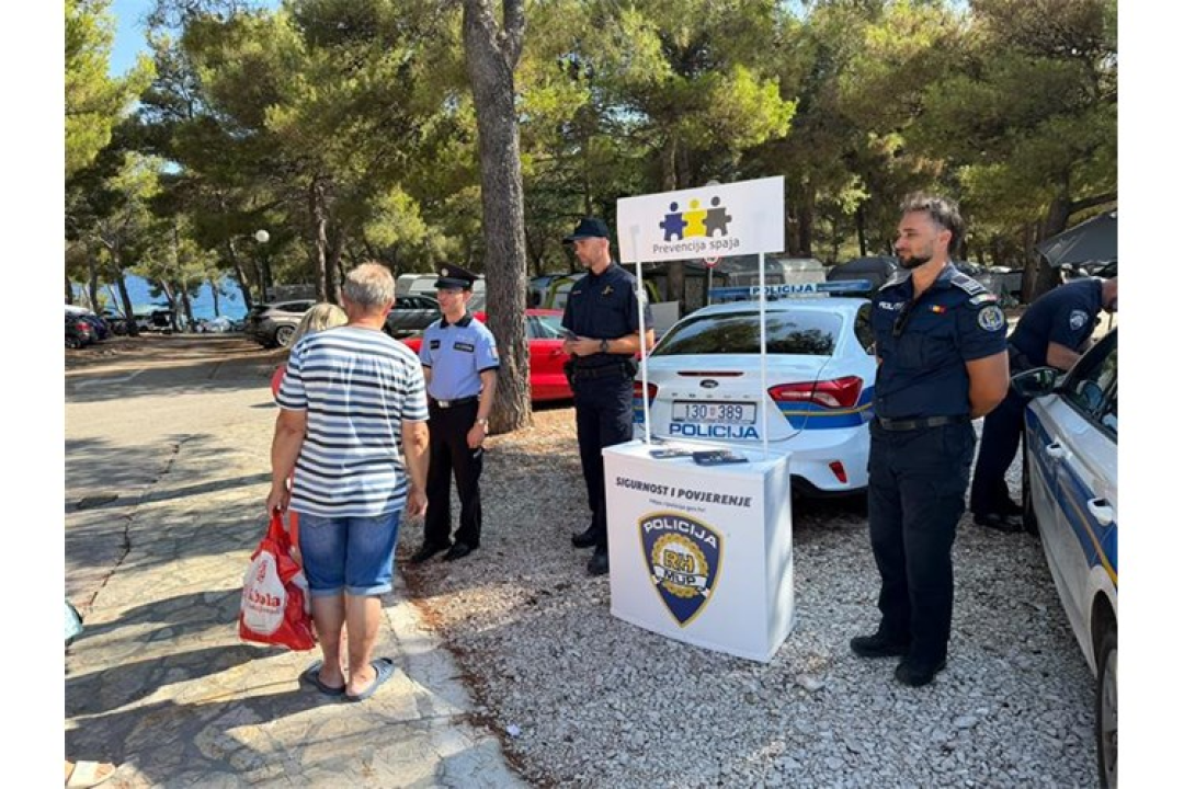 FOTO Šibenski plavci sa stranim kolegama educirali turiste u Jezerima, Primoštenu i Šibeniku