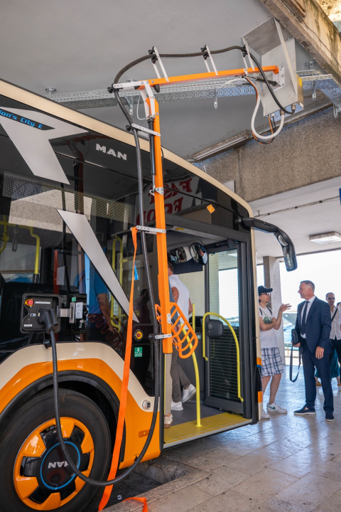FOTO Šibenik spreman za dolazak električnih autobusa: Izgrađeno 12 punionica na kolodvoru