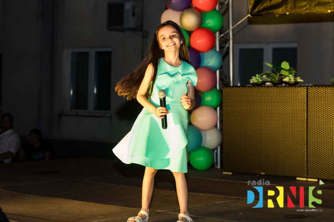 Mladi talenti oduševili: Katarina Trogrlić pobijedila na 6. MiniFEST-u Radio Drniša