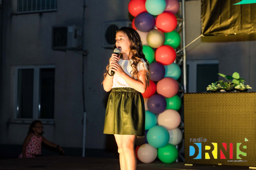 Mladi talenti oduševili: Katarina Trogrlić pobijedila na 6. MiniFEST-u Radio Drniša