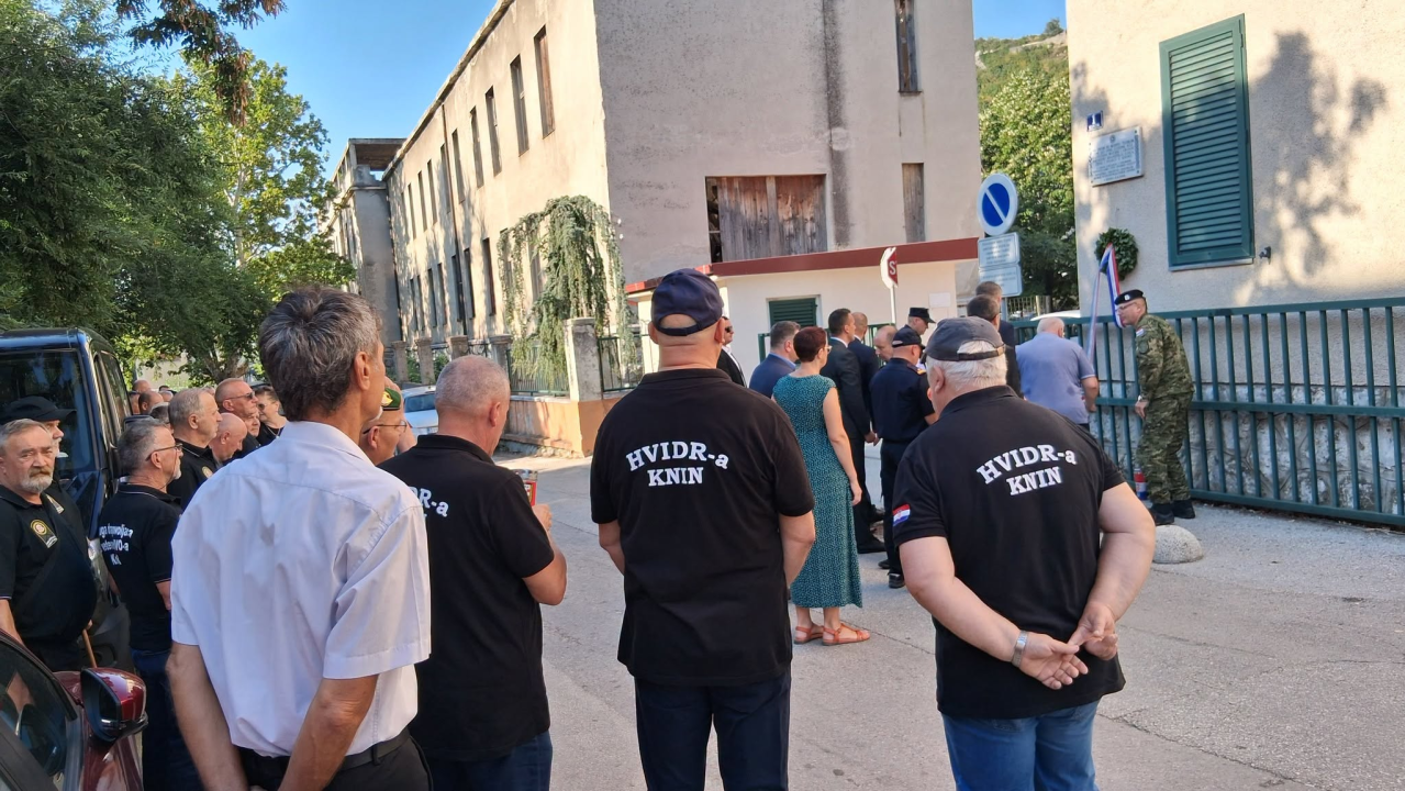 Položeni vijenci i zapaljene svijeće na šest mjesta u Kninu povodom Dana pobjede