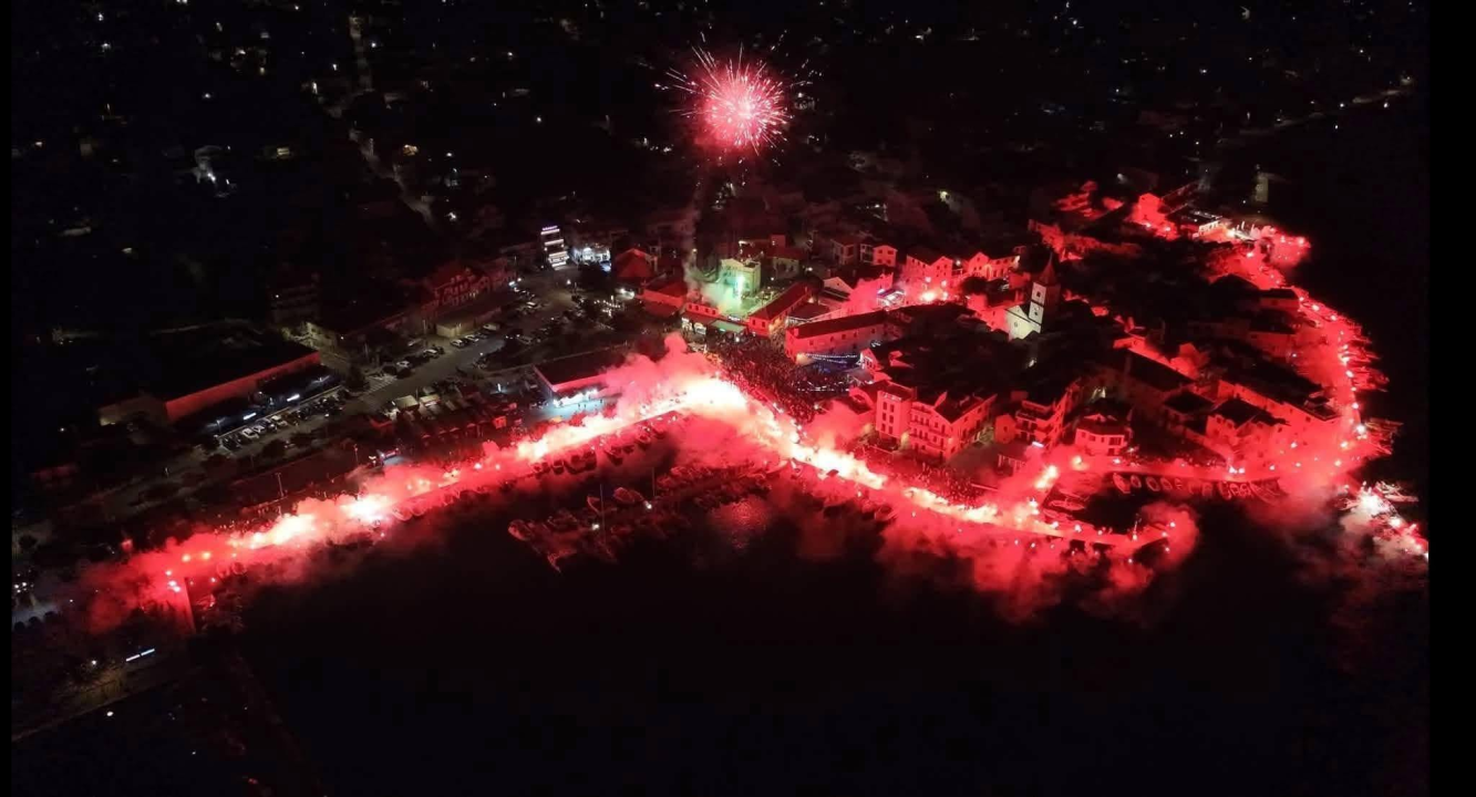 Pirovac svečano obilježio obljetnicu Oluje uz koncert Dalmatina, bakljadu i vatromet