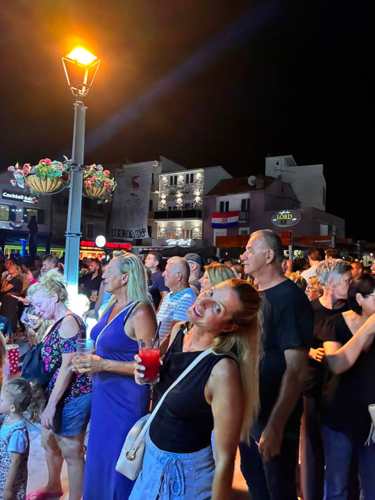 Pirovac svečano obilježio obljetnicu Oluje uz koncert Dalmatina, bakljadu i vatromet