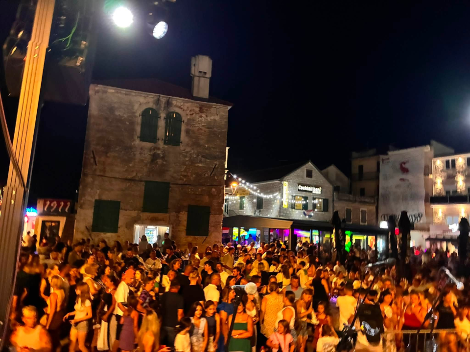 Pirovac svečano obilježio obljetnicu Oluje uz koncert Dalmatina, bakljadu i vatromet