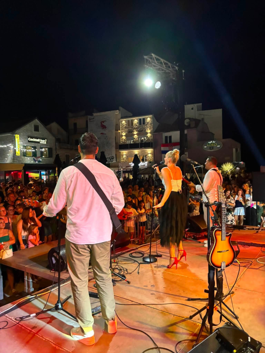Pirovac svečano obilježio obljetnicu Oluje uz koncert Dalmatina, bakljadu i vatromet