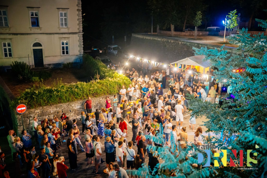 Noćni sajam tradicije i običaja: Drniška Radio Pijaca po 13. put oživljava prostor gradske tržnice 