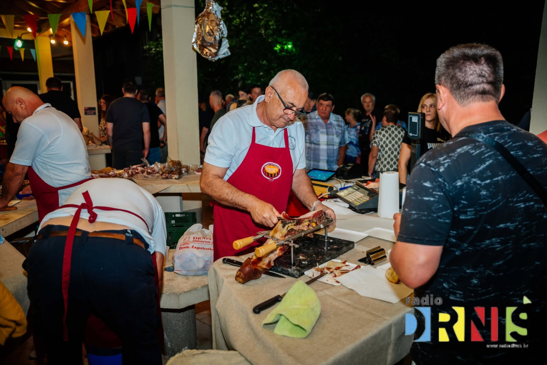 Noćni sajam tradicije i običaja: Drniška Radio Pijaca po 13. put oživljava prostor gradske tržnice 