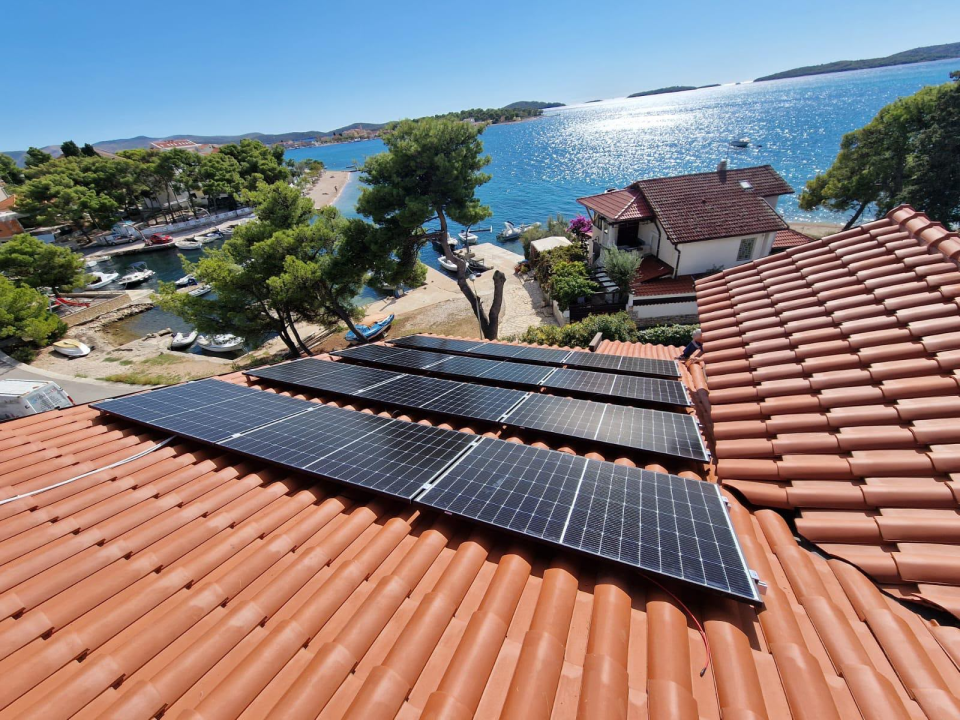 FOTO Uz šibensku tvrtku Elektro AB prijavite se na poticaje za ugradnju solarnih elektrana! 