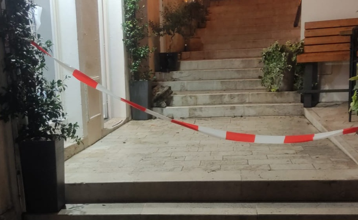 Drama u centru Šibenika: Komad kamene ograde pao pred turiste s djecom 'Vikao sam ljudima da ne prolaze'