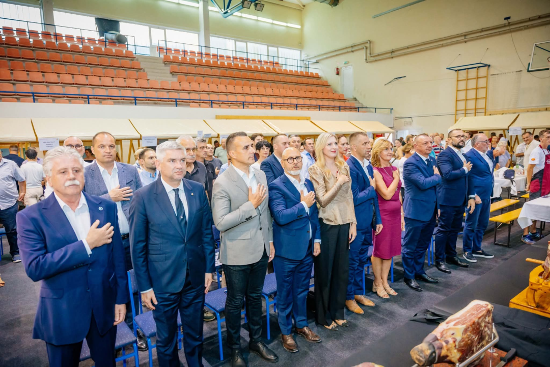 Otvoren Festival pršuta u Drnišu, župan Rakić najtanjom fetom proglasio početak 