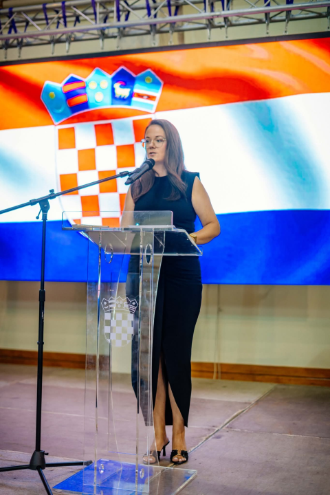 Otvoren Festival pršuta u Drnišu, župan Rakić najtanjom fetom proglasio početak 