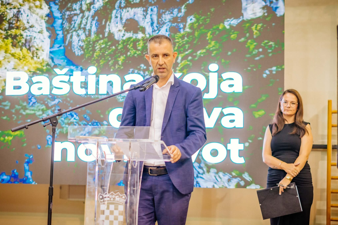 Otvoren Festival pršuta u Drnišu, župan Rakić najtanjom fetom proglasio početak 