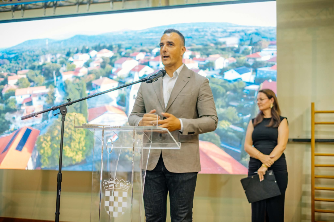 Otvoren Festival pršuta u Drnišu, župan Rakić najtanjom fetom proglasio početak 
