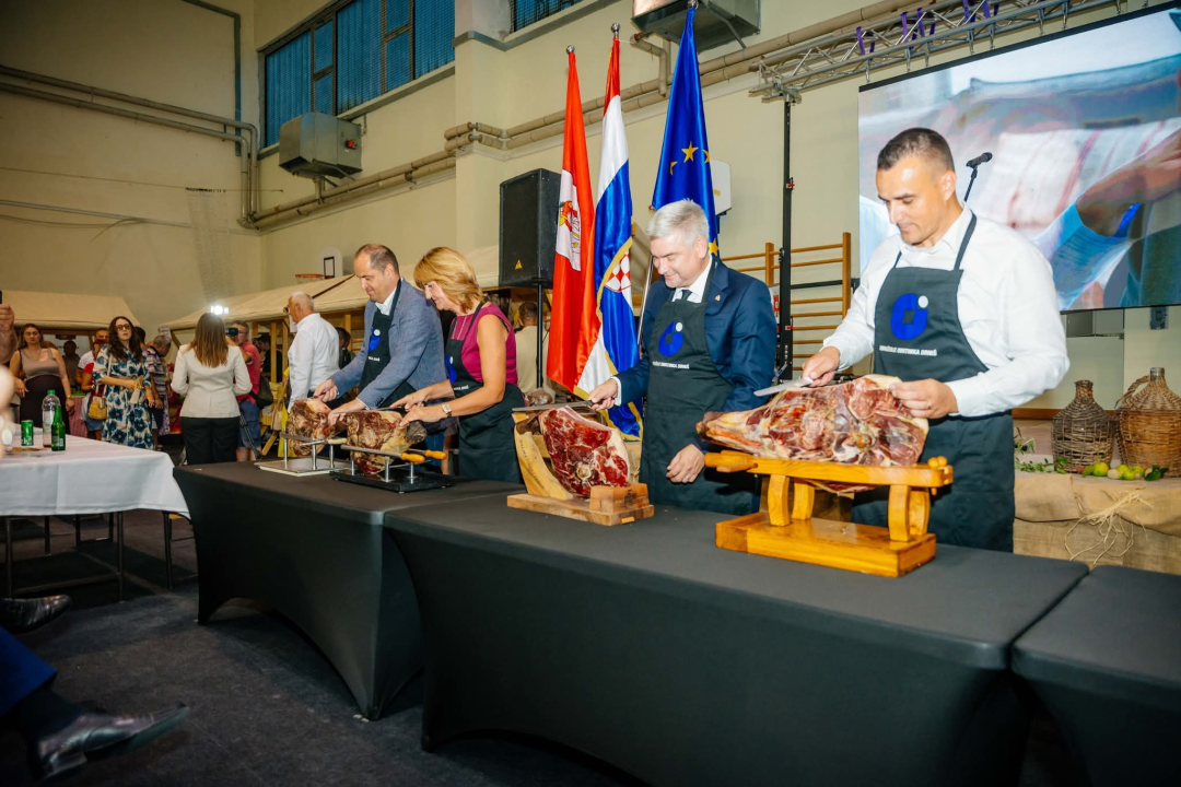 Otvoren Festival pršuta u Drnišu, župan Rakić najtanjom fetom proglasio početak 
