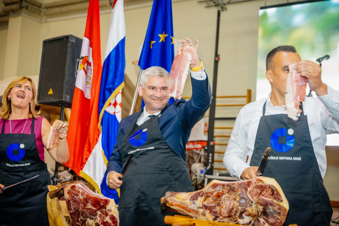 Otvoren Festival pršuta u Drnišu, župan Rakić najtanjom fetom proglasio početak 