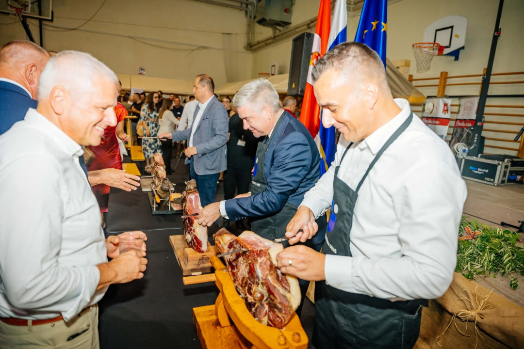 Otvoren Festival pršuta u Drnišu, župan Rakić najtanjom fetom proglasio početak 