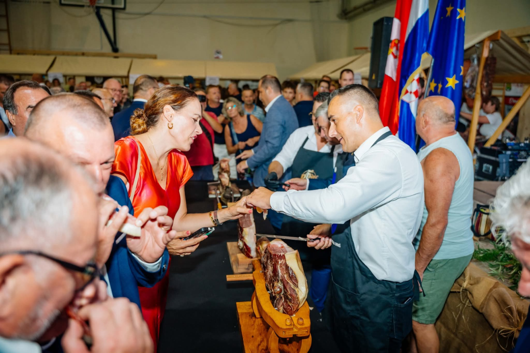 Otvoren Festival pršuta u Drnišu, župan Rakić najtanjom fetom proglasio početak 