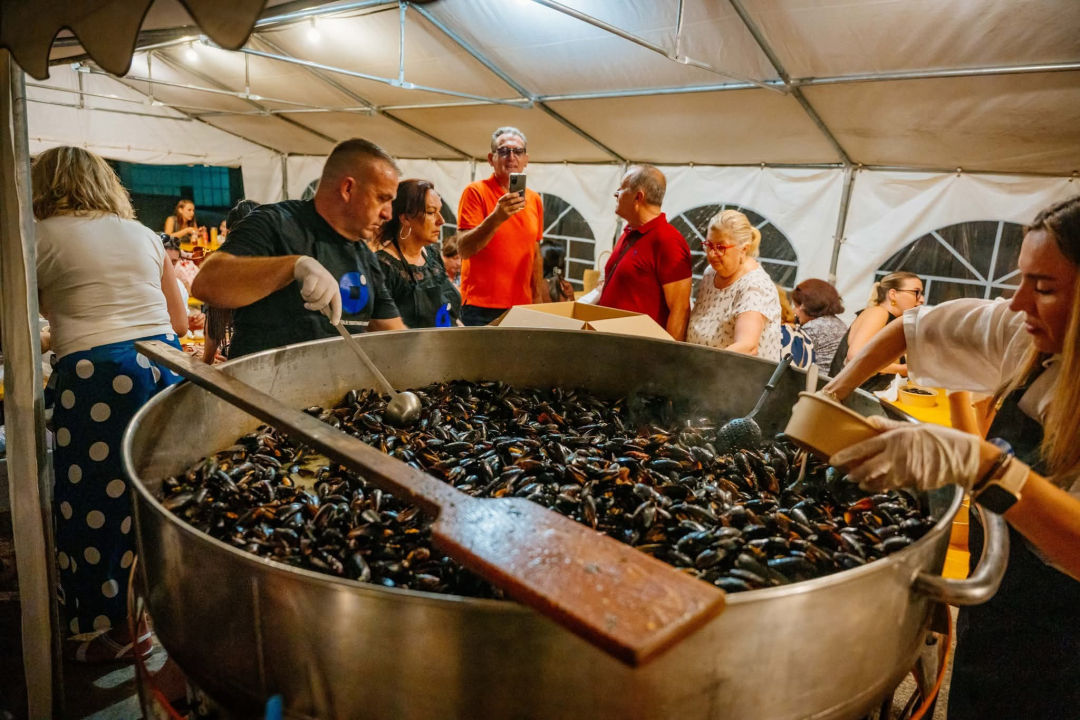 Otvoren Festival pršuta u Drnišu, župan Rakić najtanjom fetom proglasio početak 