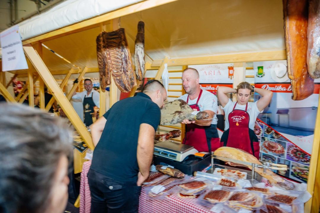 Otvoren Festival pršuta u Drnišu, župan Rakić najtanjom fetom proglasio početak 